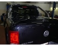 VW AMAROK Установка оригинального поддона под борт (вставка в кузов пикапа) и крышки пикапа EGR TCAMAROK3P–2T под штатные дуги