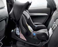004L0019901EUR Кресло для младенцев Audi Accessories от 13 кг (приблизительно 15 месяцев) цвет серо-черный 