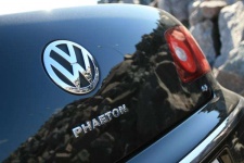 Дооборудование автомобиля 10-дюймовым монитором установленным между спинок передних сидений на кронштейне.