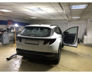 Установили замок АКПП на новый автомобиль HYUNDAI Tucson 2021 года выпуска. Установка блокиратора заняла 3 часа. Замок 2709 подходит для автомобиля с рычагом переключения передач и коробкой типтроник. Цена за замок и работу 12800 рублей.